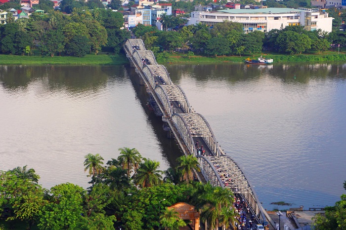 Đây là cây cầu đầu tiên được xây dựng vào thế kỷ XIX ở Đông Dương được làm từ thép có chiều dài là 402, 60m, bao gồm 6 nhịp dầm thép, khẩu độ mỗi nhịp là 67m 