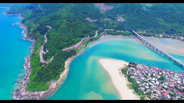 Toàn cảnh vịnh Lan Cô - một trong những bãi biển được công nhận đẹp nhất thế giới có mặt tại Việt Nam